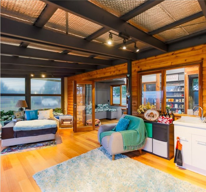 Interior de casa compacta em madeira com sala integrada